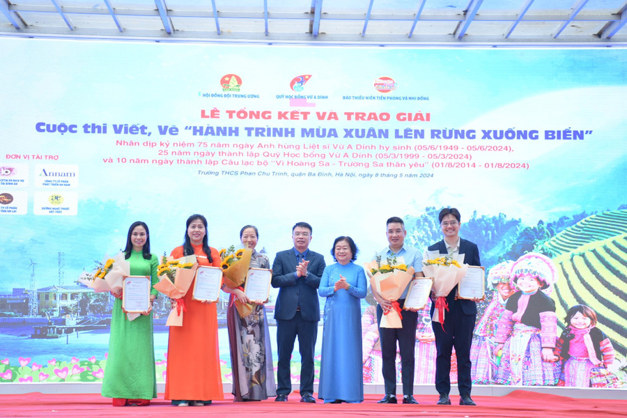 Ban Tổ chức trao Thư Cảm ơn các nhà tài trợ, đơn vị đã đồng hành cùng cuộc thi "Hành trình mùa xuân lên rừng, xuống biển". Ban Tổ chức trao Thư Cảm ơn các nhà tài trợ, đơn vị đã đồng hành cùng cuộc thi "Hành trình mùa xuân lên rừng, xuống biển".