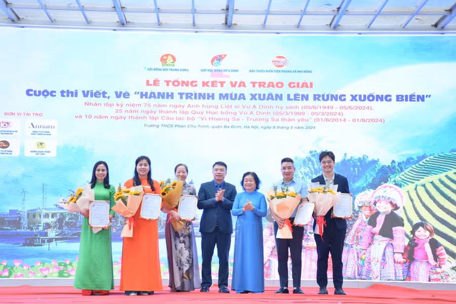 Ban Tổ chức trao Thư Cảm ơn các nhà tài trợ, đơn vị đã đồng hành cùng cuộc thi "Hành trình mùa xuân lên rừng, xuống biển".