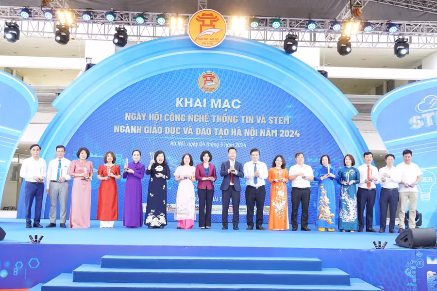 Nguyên Thứ trưởng Bộ GD&amp;ĐT Nguyễn Hữu Độ, Phó Chủ tịch HĐND TP Hà Nội Phùng Thị Hồng Hà trao biểu trưng cho các đơn.