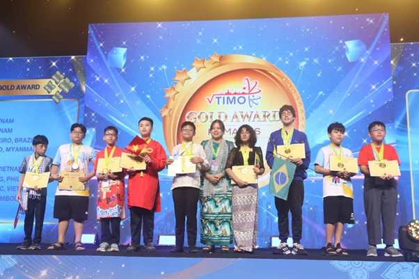 Bảo Nam – mặc áo dài đỏ, cầm cờ Tổ quốc nhận giải Vàng TIMO 2024.