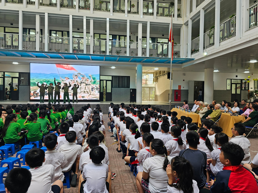 Những tiết mục văn nghệ thể hiện niềm tự hào, tình yêu quê hương, đất nước. Những tiết mục văn nghệ thể hiện niềm tự hào, tình yêu quê hương, đất nước.