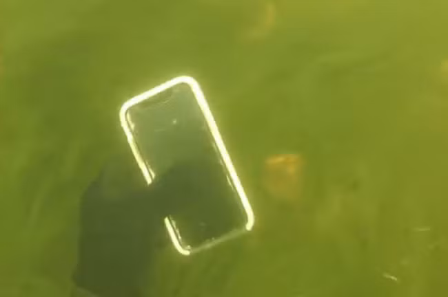iPhone X rơi xuống sông sau 2 tuần, nhặt lên để khô vẫn chạy tốt