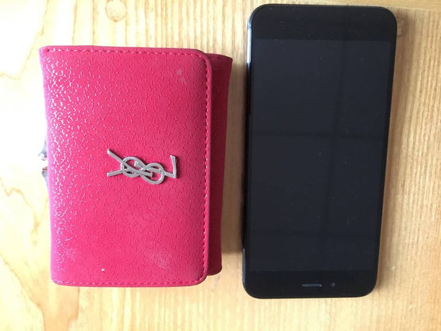 Nhiều giấy tờ quan trọng trong ví và chiếc điện thoại của chị Ngô Nhã Phương.