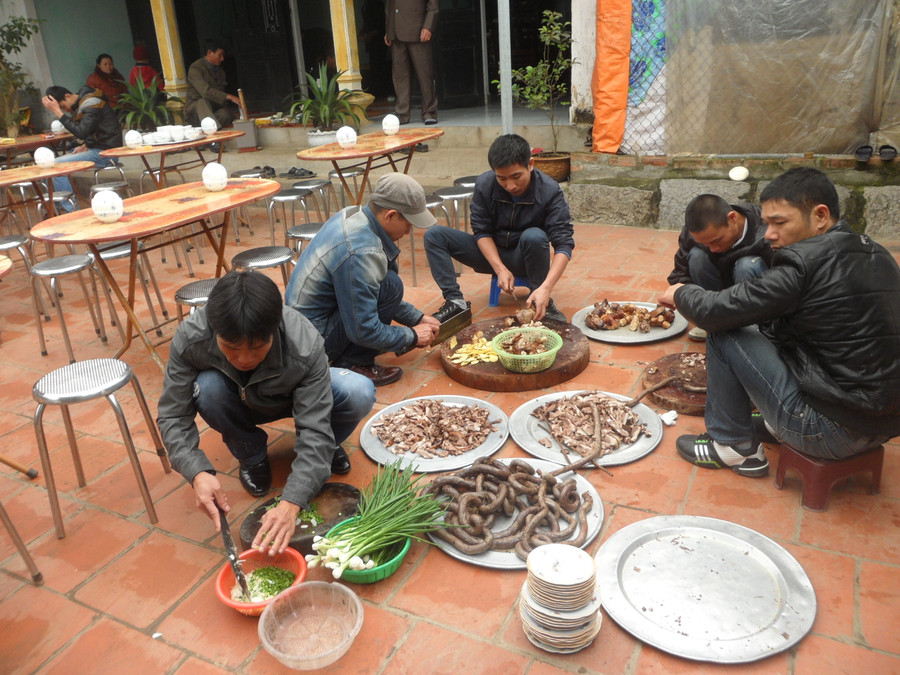 Trong những ngày Tết, sau khi tảo mộ tổ tiên, con cháu trong các dòng họ tại làng Yên Trường lại kéo về nhà trưởng tộc để liên hoan cỗ thịt chó.