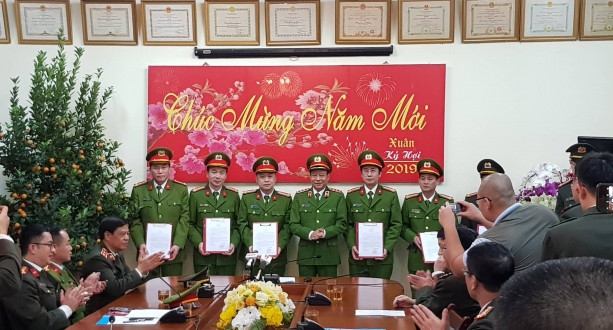 Thứ trưởng Bộ Công an - Lê Quý Vương tặng bằng khen cho các chiến sĩ Thứ trưởng Bộ Công an - Lê Quý Vương tặng bằng khen cho các chiến sĩ