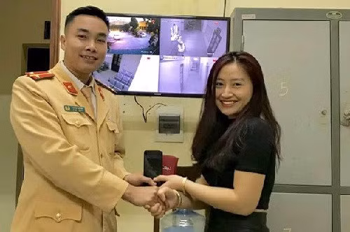Hà Nội: CSGT nhặt được của rơi, tìm trả người đánh mất