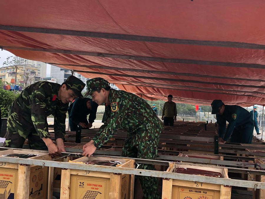 Cán bộ chiến sĩ lực lượng vũ trang quận Thanh Xuân, kiểm tra đấu nối pháo hoa. Cán bộ chiến sĩ lực lượng vũ trang quận Thanh Xuân, kiểm tra đấu nối pháo hoa.
