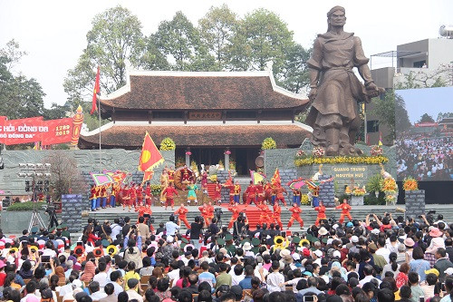 Hàng nghìn người dân Thủ đô, du khách náo nức về tham dự Lễ kỷ niệm 230 năm Chiến thắng Ngọc Hồi - Đống Đa dịp đầu xuân mới (Ảnh: Đăng Chung).