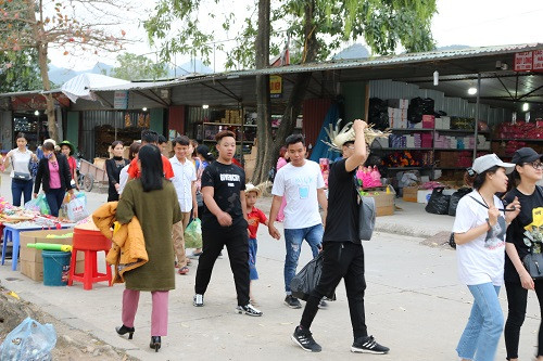 Trong ngày hôm nay (mồng 5 Tết) đã có khoảng hơn 5.000 lượt du khách đến với Chùa Hương; dự kiến lượng du khách về tham quan, vãn cảnh Lễ hội chùa Hương 2019 sẽ tăng cao (Ảnh: Đăng Chung). Trong ngày hôm nay (mồng 5 Tết) đã có khoảng hơn 5.000 lượt du khách đến với Chùa Hương; dự kiến lượng du khách về tham quan, vãn cảnh Lễ hội chùa Hương 2019 sẽ tăng cao (Ảnh: Đăng Chung).