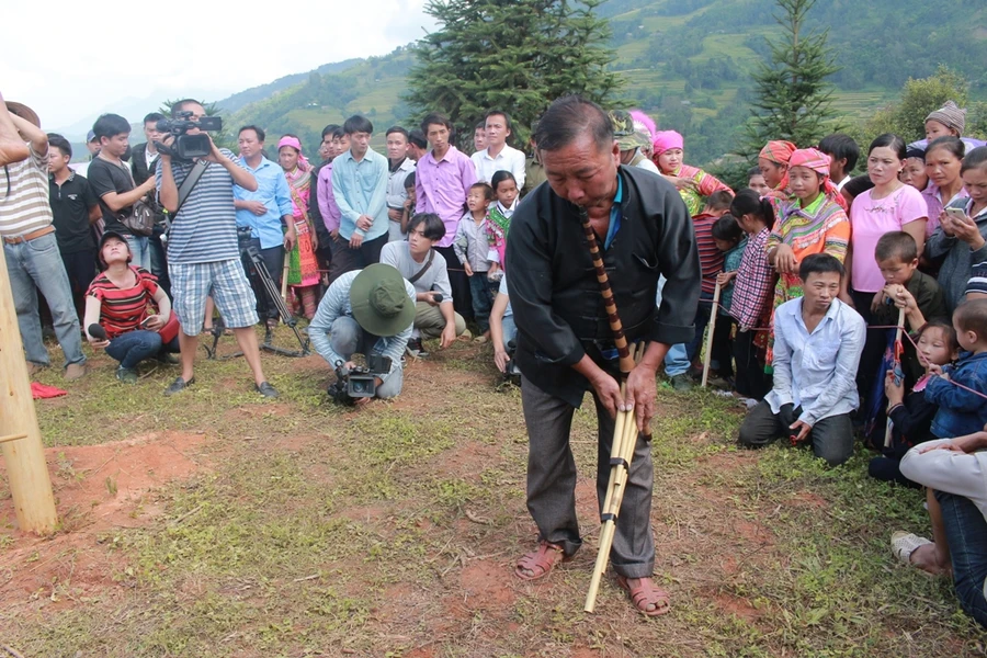 Điệu múa Khèn trong Lễ hội Gầu Tào của người Mông tại huyện Hoàng Su Phì (Hà Giang).