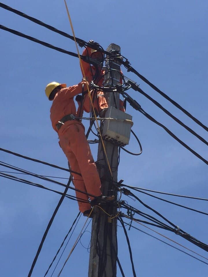 Công nhân điện lực Thường Tín tăng cường kiểm tra định kỳ, khắc phục triệt để các tồn tại cũng như hành lang an toàn lưới điện Công nhân điện lực Thường Tín tăng cường kiểm tra định kỳ, khắc phục triệt để các tồn tại cũng như hành lang an toàn lưới điện