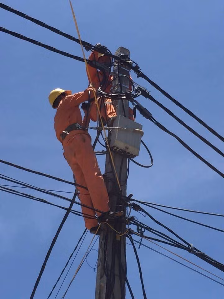 Công nhân điện lực Thường Tín tăng cường kiểm tra định kỳ, khắc phục triệt để các tồn tại cũng như hành lang an toàn lưới điện