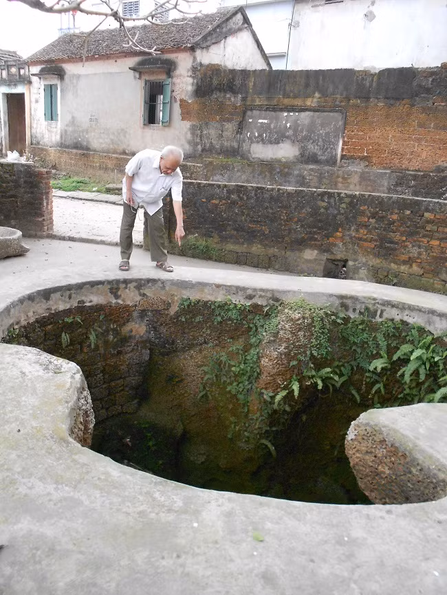 Giếng cổ hàng trăm năm tuổi tại làng Yên Trường trước đây là nơi người dân trong làng giấu thức ăn trước khi đi chạy giặc vào dịp giáp Tết Nguyên đán.