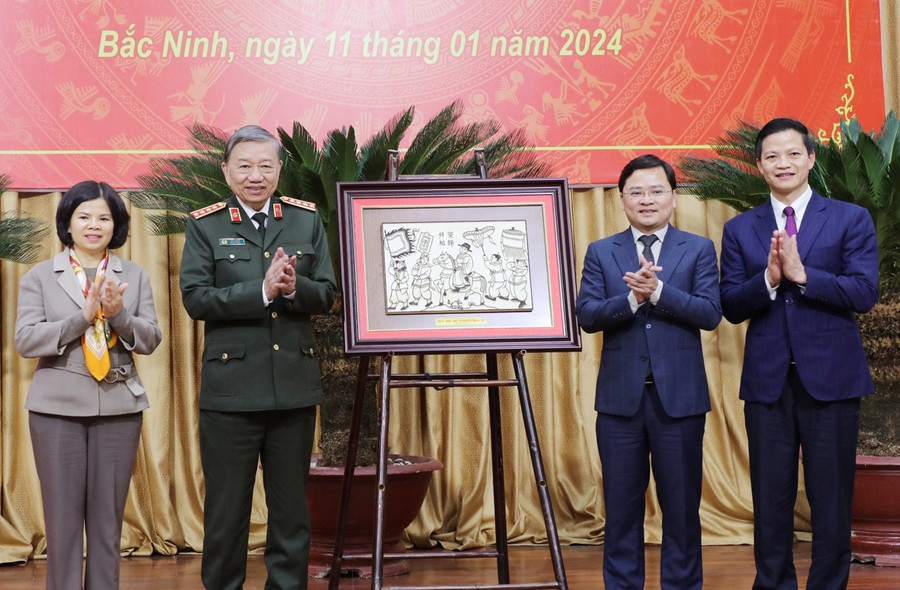 Lãnh đạo tỉnh Bắc Ninh trao tặng tranh dân gian Đông Hồ cho Bộ trưởng Bộ Công an Tô Lâm. Lãnh đạo tỉnh Bắc Ninh trao tặng tranh dân gian Đông Hồ cho Bộ trưởng Bộ Công an Tô Lâm.