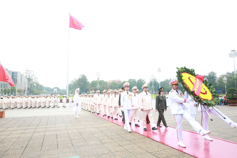 Trung tướng Nguyễn Hải Trung dẫn đầu đoàn đại biểu Công an TP Hà Nội vào Lăng viếng Chủ tịch Hồ Chí Minh. Trung tướng Nguyễn Hải Trung dẫn đầu đoàn đại biểu Công an TP Hà Nội vào Lăng viếng Chủ tịch Hồ Chí Minh.