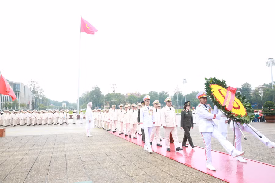 Trung tướng Nguyễn Hải Trung dẫn đầu đoàn đại biểu Công an TP Hà Nội vào Lăng viếng Chủ tịch Hồ Chí Minh.