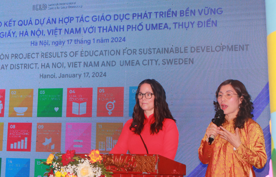 Bà Moa Brydsten - Chủ tịch Hội đồng Giáo dục thành phố Umea (bên trái) phát biểu chào mừng hội nghị. Bà Moa Brydsten - Chủ tịch Hội đồng Giáo dục thành phố Umea (bên trái) phát biểu chào mừng hội nghị.