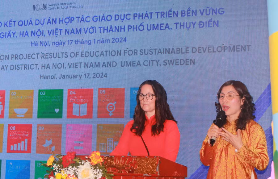 Bà Moa Brydsten - Chủ tịch Hội đồng Giáo dục thành phố Umea (bên trái) phát biểu chào mừng hội nghị.