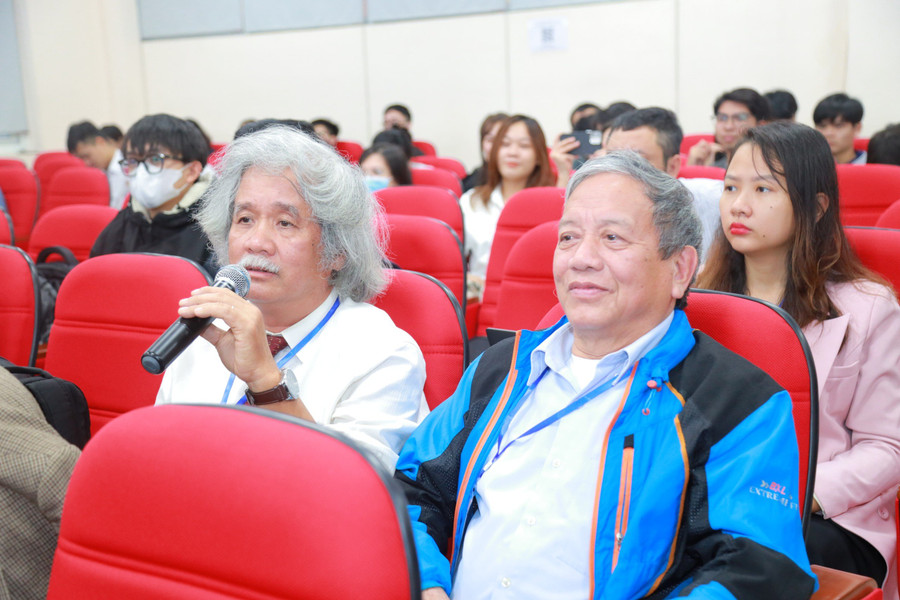 Các nhà khoa học tham dự chương trình cùng nhau trao đổi về các nội dung xoay quanh chủ đề Ăng-ten.