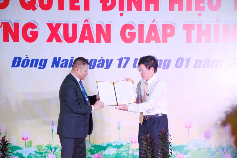 Ông Đặng Quang Vinh – Chủ tịch tập đoàn Anh Vinh (trái) trao quyết định công nhận Hiệu trưởng Trường Cao đẳng Lê Quý Đôn cho ThS Lê Minh Thanh.