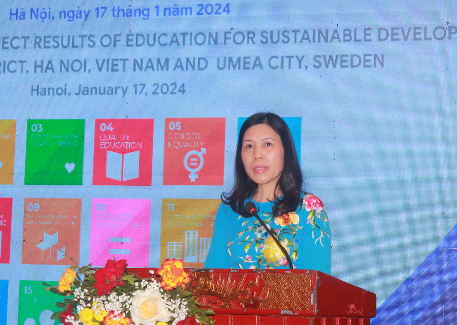 Bà Trần Thị Phương Hoa - Bí thư Quận ủy Cầu Giấy phát biểu tại hội nghị. Bà Trần Thị Phương Hoa - Bí thư Quận ủy Cầu Giấy phát biểu tại hội nghị.