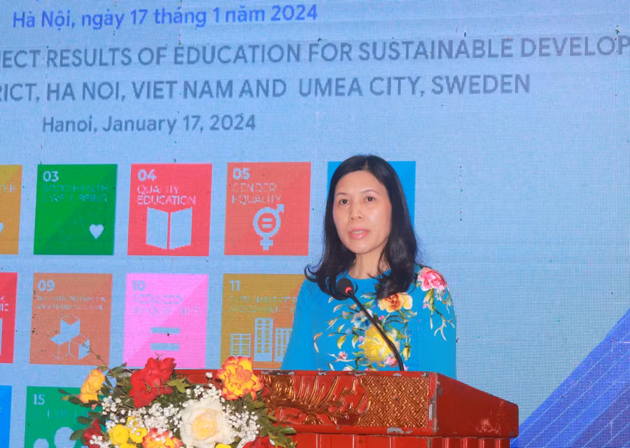 Bà Trần Thị Phương Hoa - Bí thư Quận ủy Cầu Giấy phát biểu tại hội nghị.