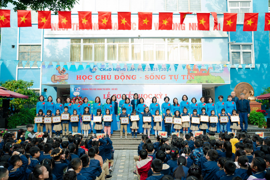 Trao khen thưởng cho học sinh đạt thành tích cao tại học kỳ 1 (năm học 2023 -2024). Trao khen thưởng cho học sinh đạt thành tích cao tại học kỳ 1 (năm học 2023 -2024).