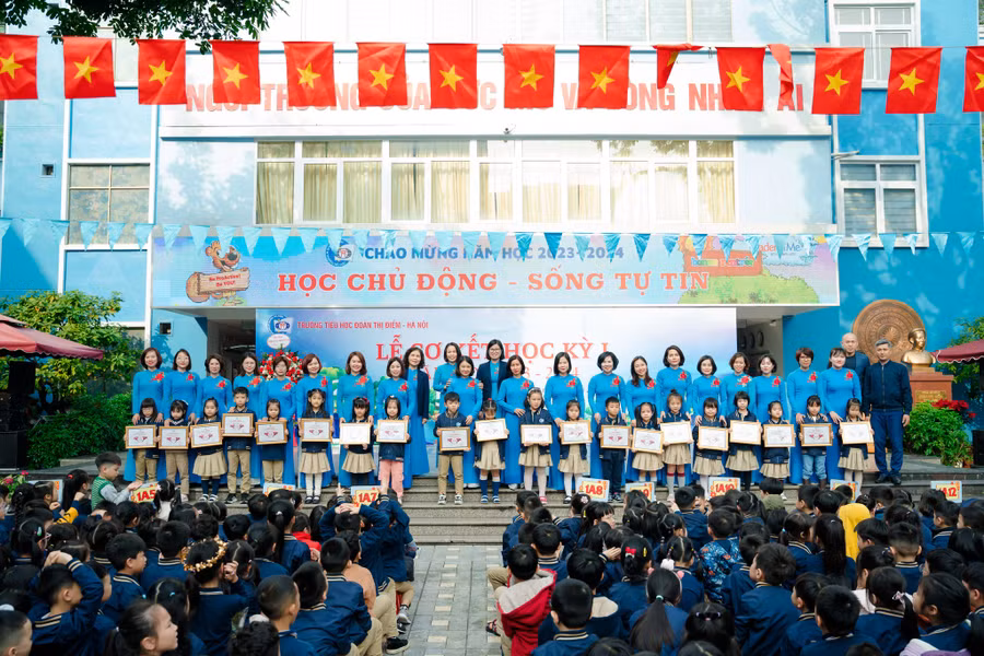 Trao khen thưởng cho học sinh đạt thành tích cao tại học kỳ 1 (năm học 2023 -2024).