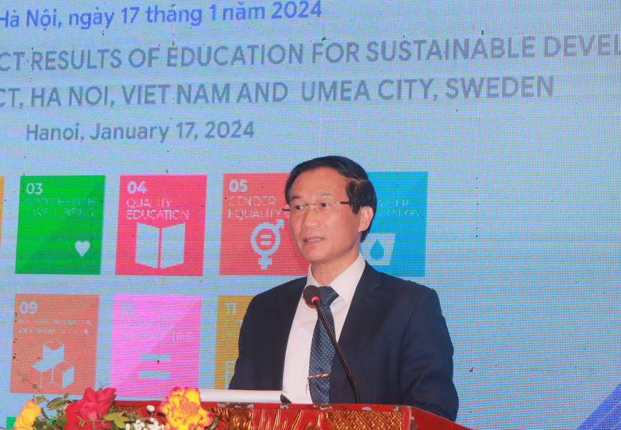 Ông Phạm Ngọc Anh, Trưởng phòng GD&ĐT quận Cầu Giấy báo cáo tại hội nghị. Ông Phạm Ngọc Anh, Trưởng phòng GD&ĐT quận Cầu Giấy báo cáo tại hội nghị.