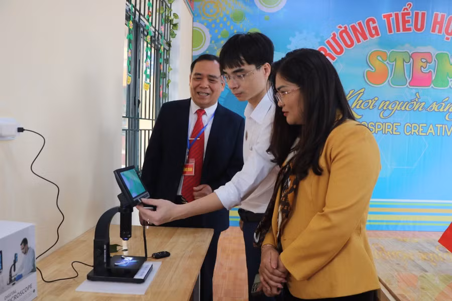 Lãnh đạo Sở GD&amp;ĐT tỉnh Bắc Giang thăm quan mô hình STEM tại ngày hội.