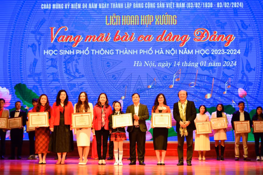 Ban tổ chức trao khen thưởng cho đơn vị.