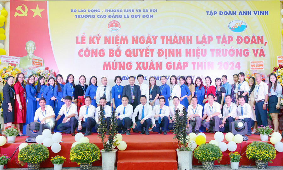 Tập thể Tập đoàn Anh Vinh và Trường Cao đẳng Lê Quý Đôn chụp hình lưu niệm. Tập thể Tập đoàn Anh Vinh và Trường Cao đẳng Lê Quý Đôn chụp hình lưu niệm.