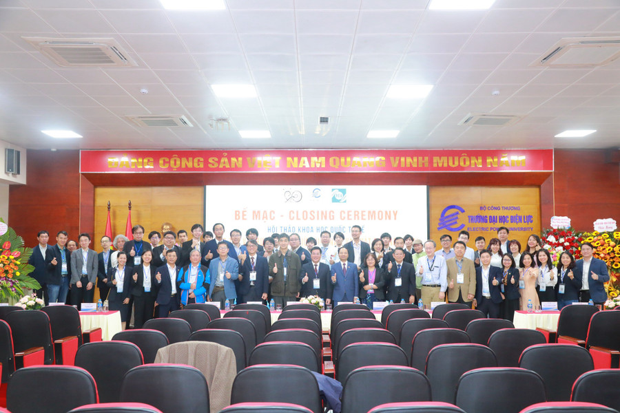 Các đại biểu chụp hình lưu niệm tại Hội thảo khoa học.