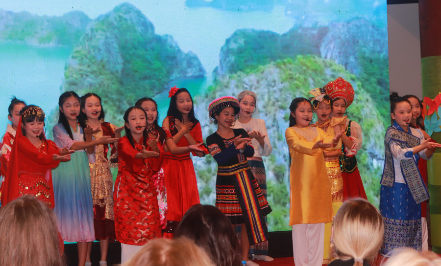 Văn nghệ do học sinh quận Cầu Giấy thực hiện chào mừng hội nghị. Văn nghệ do học sinh quận Cầu Giấy thực hiện chào mừng hội nghị.