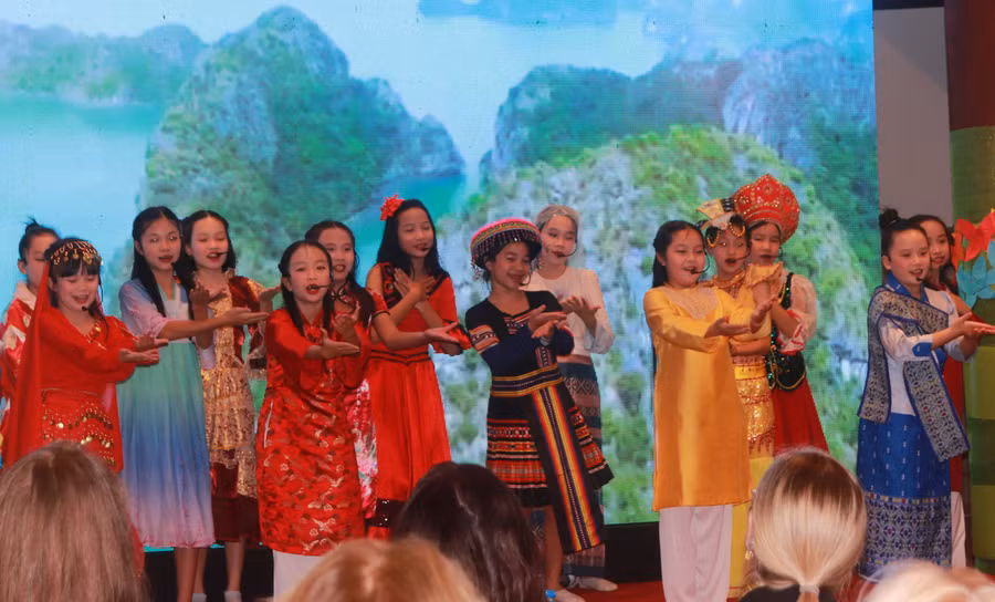 Văn nghệ do học sinh quận Cầu Giấy thực hiện chào mừng hội nghị.