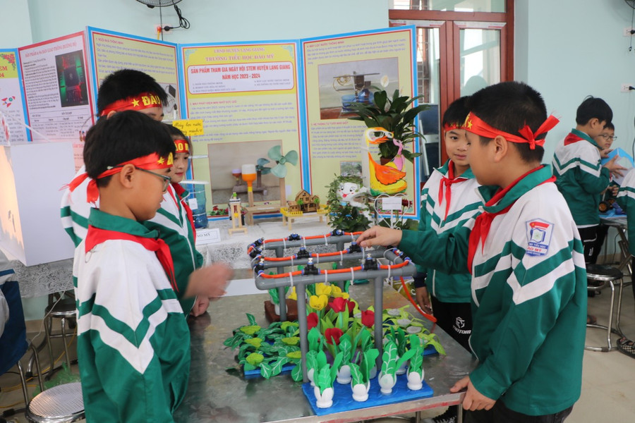 Học sinh áp dụng kiến thức vào thực tiễn qua sản phẩm STEM.