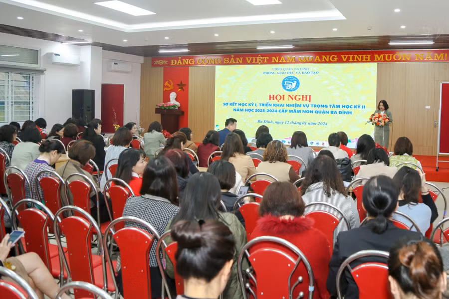 Đại biểu dự và phát biểu tham luận tại hội nghị.