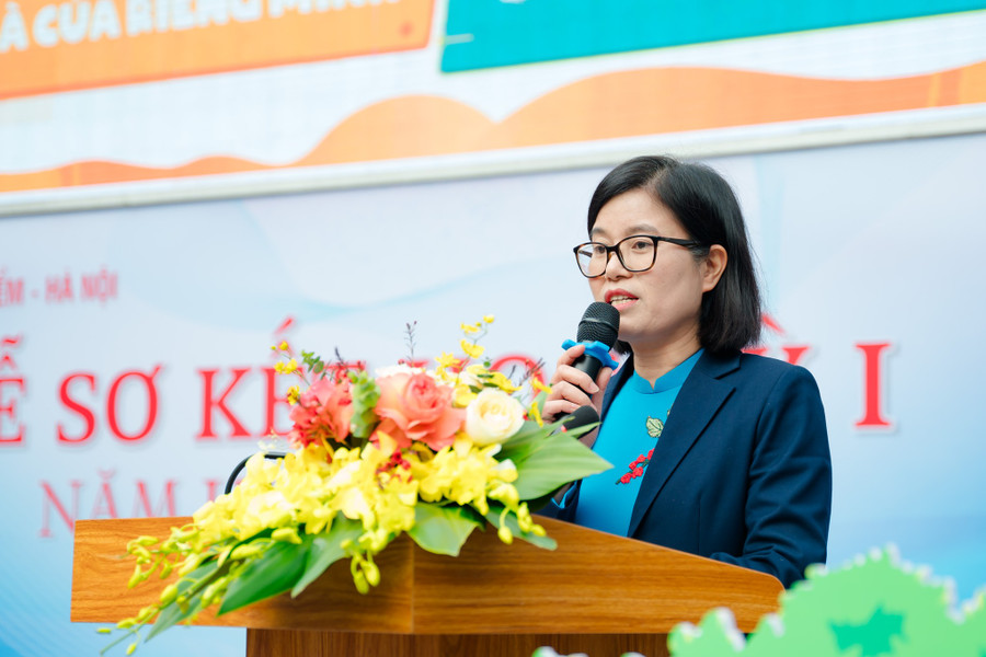 Cô Đào Thị Thủy, Hiệu trưởng trường Tiểu học Đoàn Thị Điểm - Hà Nội phát biểu. Cô Đào Thị Thủy, Hiệu trưởng trường Tiểu học Đoàn Thị Điểm - Hà Nội phát biểu.