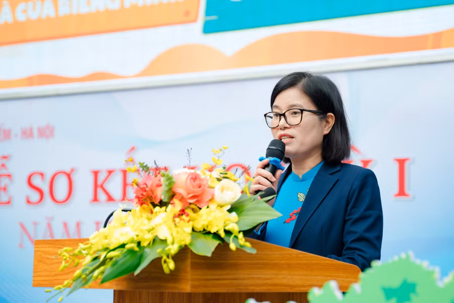 Cô Đào Thị Thủy, Hiệu trưởng trường Tiểu học Đoàn Thị Điểm - Hà Nội phát biểu.