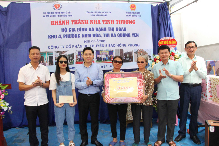 Cấp ủy, chính quyền thị xã Quảng Yên và các nhà hảo tâm tặng quà cho các hộ gia đình nghèo trên địa bàn. Cấp ủy, chính quyền thị xã Quảng Yên và các nhà hảo tâm tặng quà cho các hộ gia đình nghèo trên địa bàn.