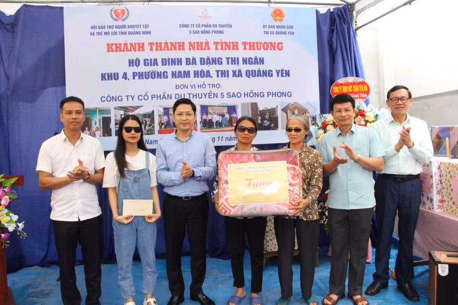 Cấp ủy, chính quyền thị xã Quảng Yên và các nhà hảo tâm tặng quà cho các hộ gia đình nghèo trên địa bàn.