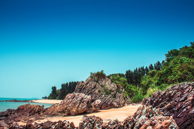 Trên đảo Cái Chiên có nhiều bãi đá đẹp.