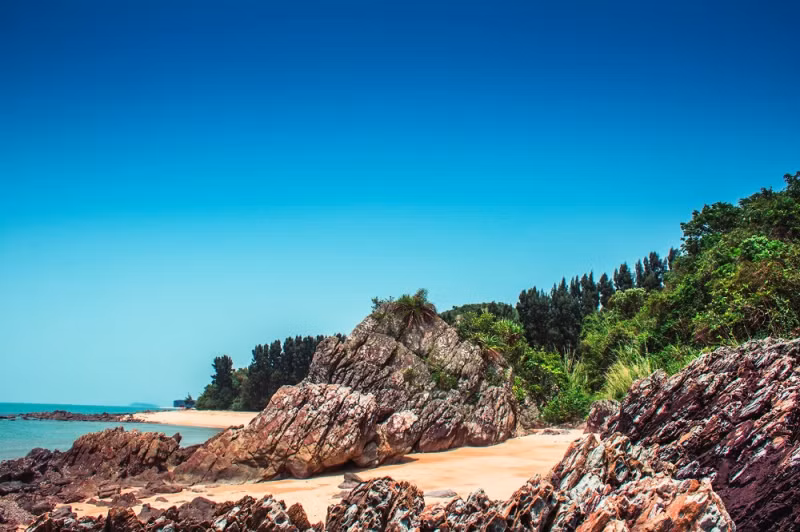 Trên đảo Cái Chiên có nhiều bãi đá đẹp. Trên đảo Cái Chiên có nhiều bãi đá đẹp.