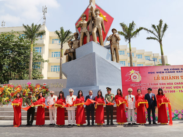 Thủ tướng Nguyễn Xuân Phúc và các đại biểu cắt băng khánh thành cụm công trình văn hóa “Truyền thống anh hùng”