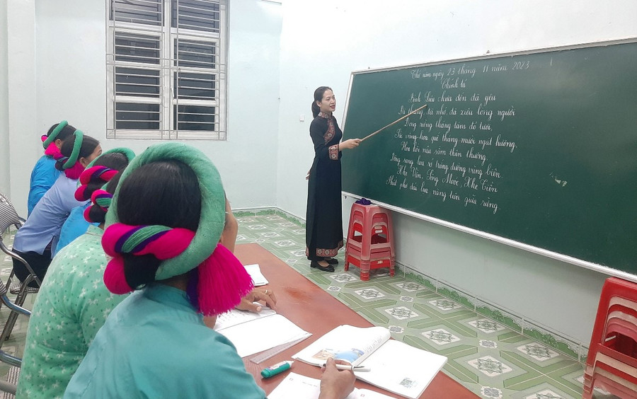Các học viên học đánh vần.