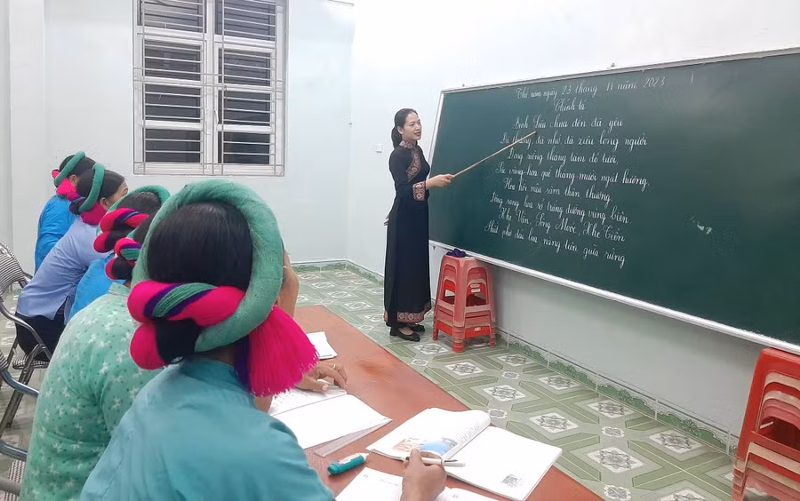 Các học viên học đánh vần.
