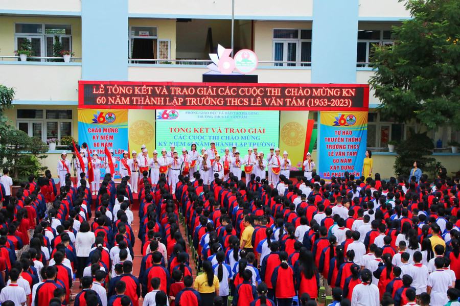 Lễ trao giải cuộc thi chào mừng kỷ niệm 60 năm thành lập trường.