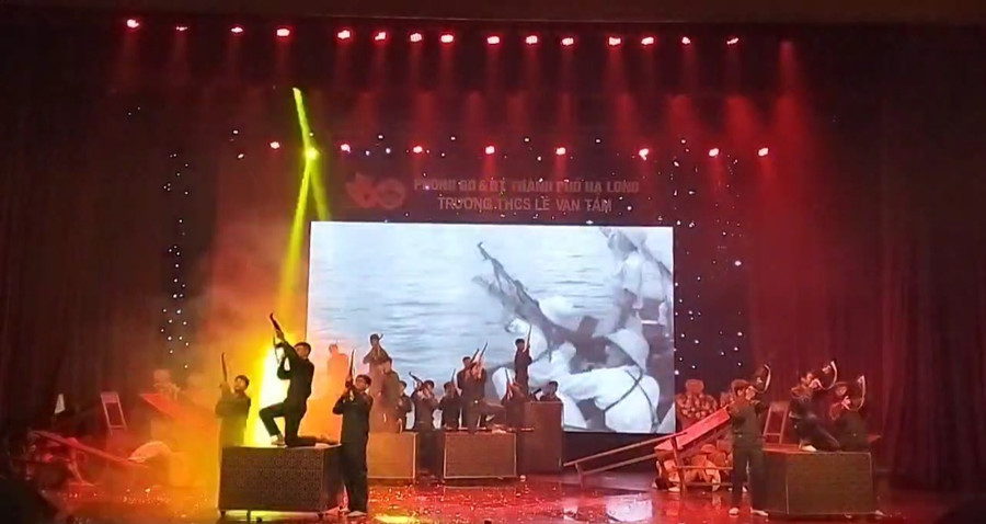 Tiết mục nghệ thuật &quot;Màn sử thi 60 năm khát vọng bay xa&quot;, tại buổi lễ kỷ niệm 60 năm thành lập trường hôm 19/11.