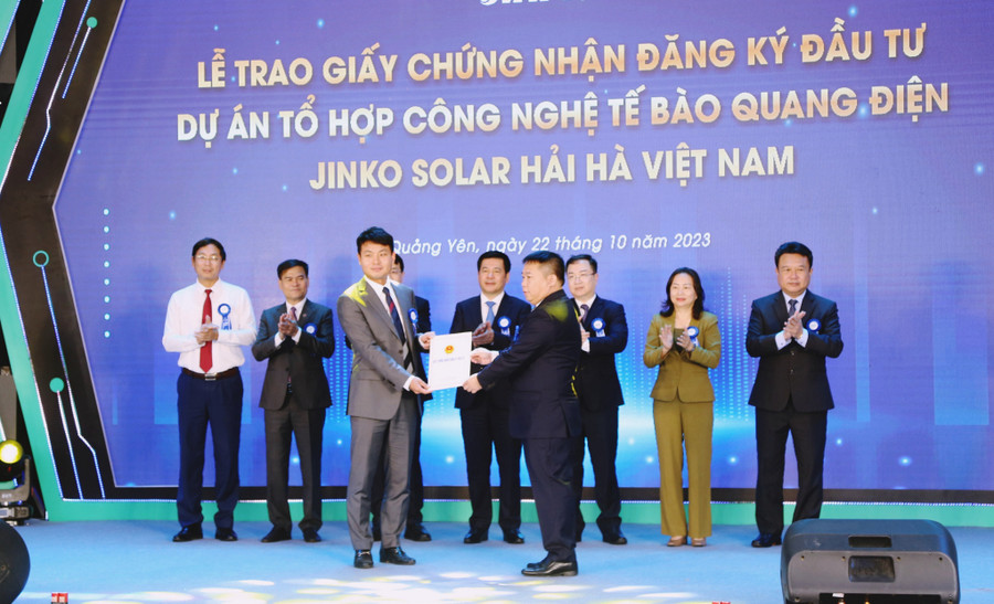 Lãnh đạo Ban Quản lý khu kinh tế tỉnh Quảng Ninh trao giấy chứng nhận đăng ký đầu tư Dự án Tổ hợp công nghệ tế bào quang điện Jinko Solar Hải Hà Việt Nam. Lãnh đạo Ban Quản lý khu kinh tế tỉnh Quảng Ninh trao giấy chứng nhận đăng ký đầu tư Dự án Tổ hợp công nghệ tế bào quang điện Jinko Solar Hải Hà Việt Nam.