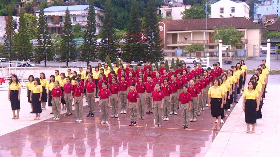 Lễ dâng hương tại đài tưởng niệm TP Hạ Long của các thầy cô giáo và học sinh Trường THCS Lê Văn Tám.